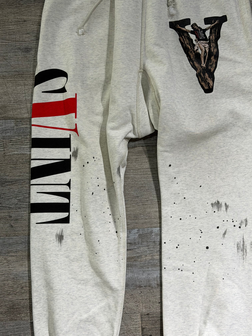 Saint “V” Graphic Sweatpants – Washed Cream